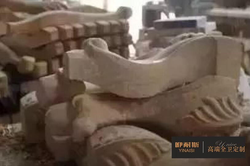 第六步：鑼機(jī)：以模具為原型，以刀具進(jìn)行切削，形成更為完整與流暢的線(xiàn)條，規(guī)定了產(chǎn)品的形狀。
