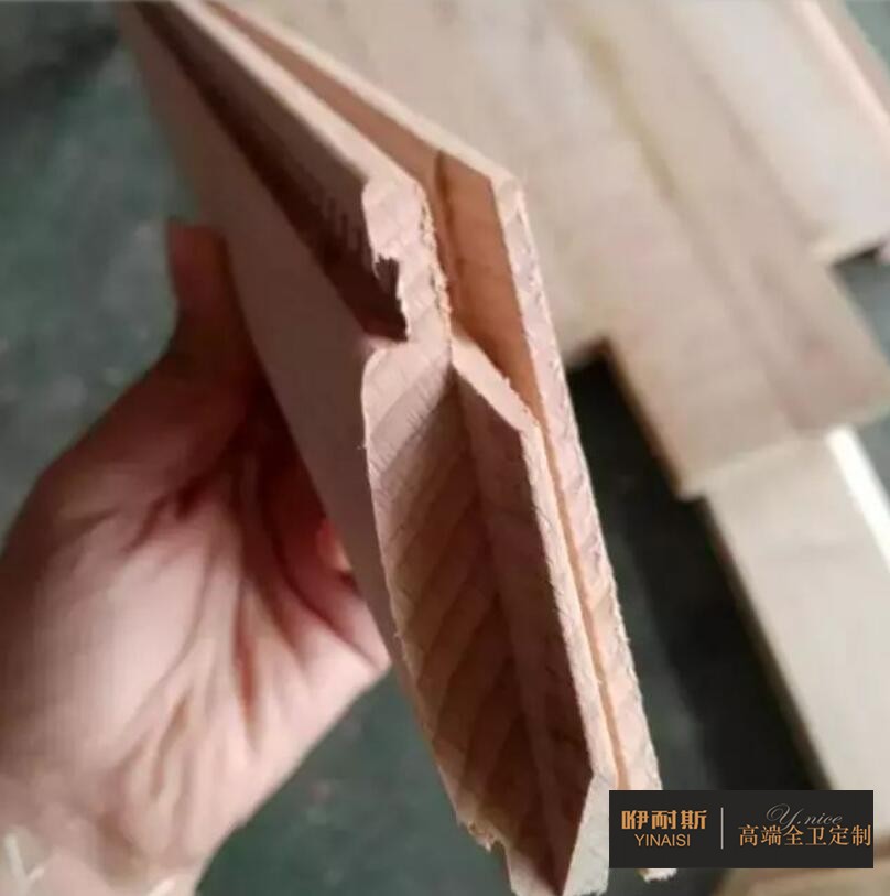 第七步：出榫機(jī)。使木塊具備特有的準(zhǔn)頭結(jié)構(gòu)制作出一種古典效果，以便木塊之間更為緊密的連接。