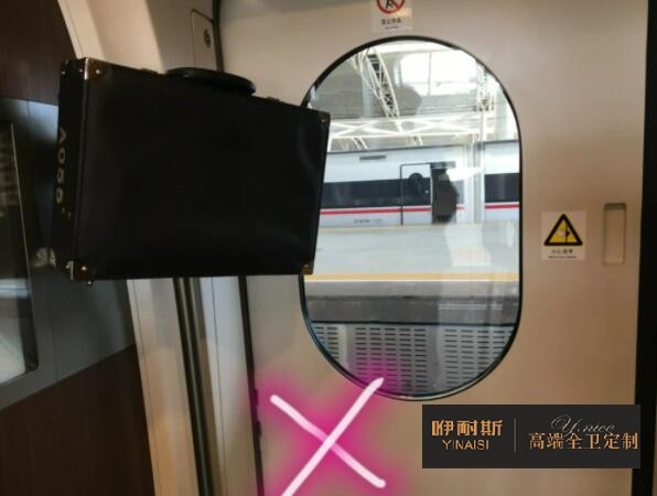 平穩(wěn)放置物品，較重的物品應(yīng)放置在浴室柜底柜底層;吊柜內(nèi)不易放置過(guò)重物品
